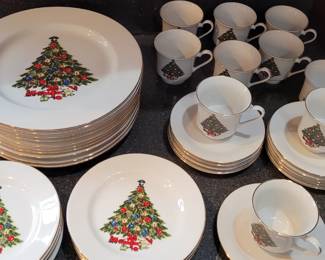 Vintage Sea Gull Jian Shiang Made in China Christmas set.  10 each if dinner plates, salad plates, tea cups and saucers. And salt & pepper All in excellent condition-no chips