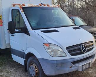  2011 Mercedes-Benz Sprinter 3500 Dually Box truck with hydraulic back cargo lift