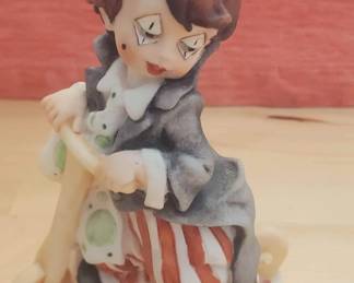 12 Armani figurine