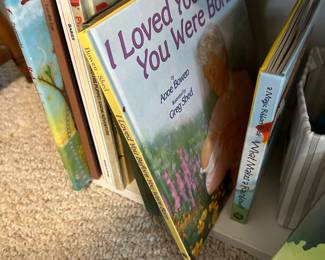 LOTS OF CHILDREN'S BOOKS.