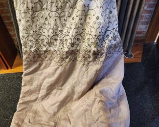 QUEEN COMFORTER AND 2 PILLOWSHAMS