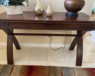 $250 - Front entry way table (expands) BEAUTIFUL! Dimensions: 50" x 20" x 30"