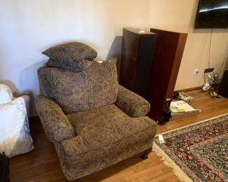#4	Sealy Large Side Chair w/attached Back	 $75.00