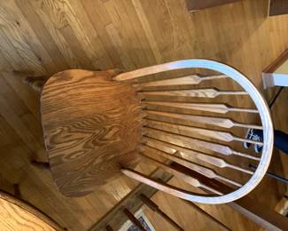 #14	Oak Table w/2 leaves w/6 chairs (4' round - '6 x 30T) - Made in the U.S.A. w/pedestal Base	 $220.00