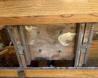#14	Oak Table w/2 leaves w/6 chairs (4' round - '6 x 30T) - Made in the U.S.A. w/pedestal Base	 $220.00