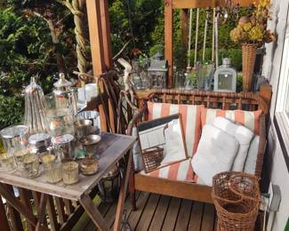 Sweet vintage Folding table and wood love seat