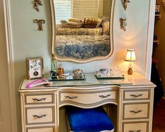 Pretty vintage vanity, mirror & bench