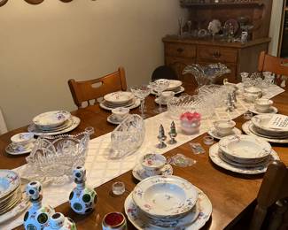 Dining room table with 3 more leaves and 6 chairs and table pads