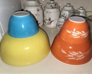 Vintage Pyrex mixing bowls