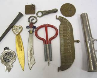 VINTAGE METAL COLLECTIBLES:

    ST LOUIS BOOKMARK
    1904 ST LOUIS SWORD BOOKMARK
    JEW'S HARP
    HAND WROUGHT NAIL
    QUALITY CHRYSLER BODY EMBLEM
    KEY TAG
    WHISTLE AND MORE