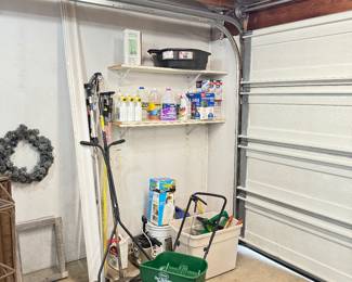 Turf Builder Fertilizer / Seed Spreader, Hand-Push Lawn Mover, Garden Supplies.