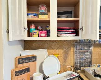 Nice Selection of Pampered Chef Cooking and Serving Pieces.