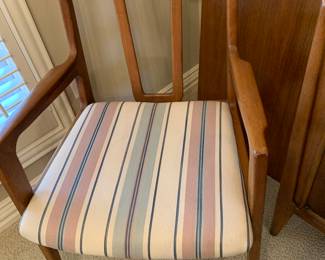 dining set includes 2 captains chairs, 4 chairs, 2 leaves