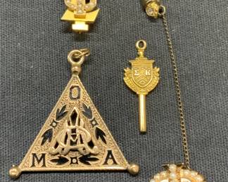 Lot 4 10k & 14k Gold Pendants & Pins

