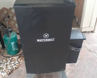 Masterbuilt MB20071117 Digital Electric Smoker with chip feeder