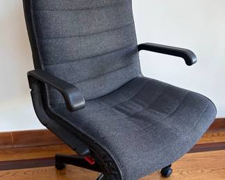 Knoll Rolling Office Chair
Lot #: 73
