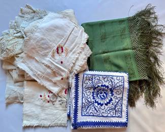 Vintage Linens: Table Cloths, Lace Curtains & Napkins
Lot #: 152