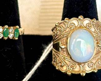 Beautiful 14kt opal ring