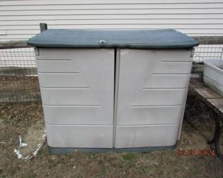 rubbermaid chest