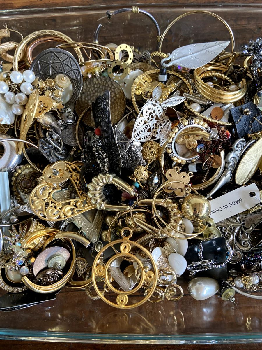 Fashion jewelry, costume jewelry, earrings, chains, pearls, bracelets, rings