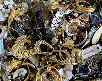 Fashion jewelry, costume jewelry, earrings, chains, pearls, bracelets, rings