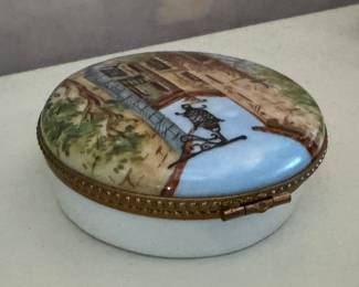 Limoges Hand-Painted Porcelain Pill Box. Photo. 1 of 3.