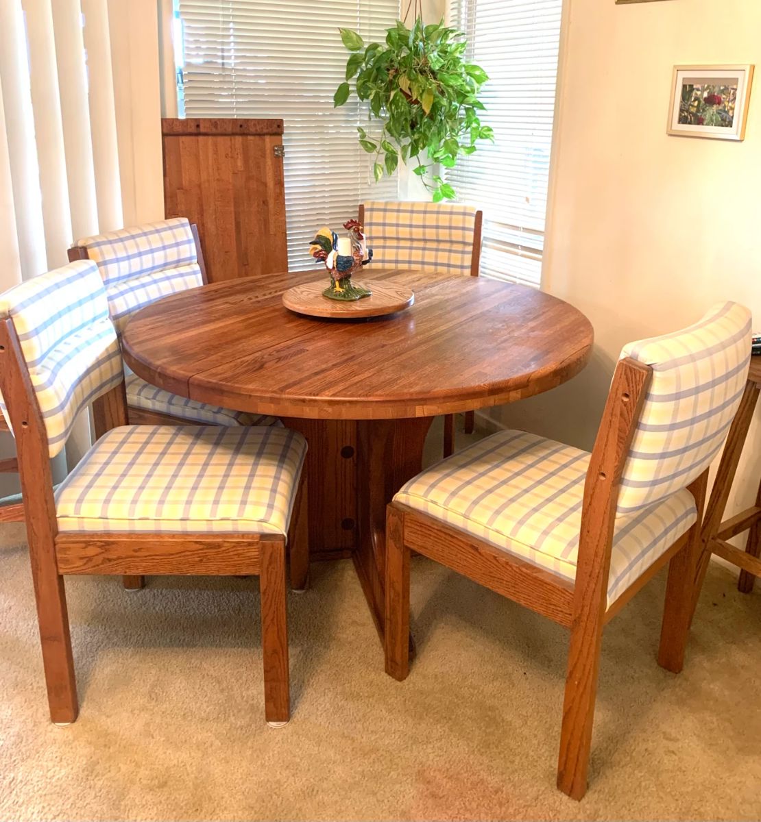 Cute table w/ 4 plaid chairs and table leaf