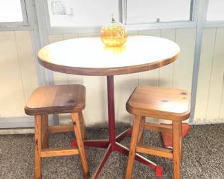 Cute Vintage table w/ stools