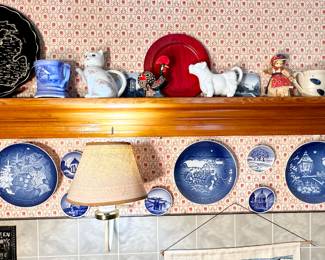 Decorative plate rail with kitchen collectibles.