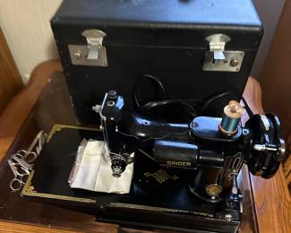 Antique Singer 221 Featherweight sewing machine