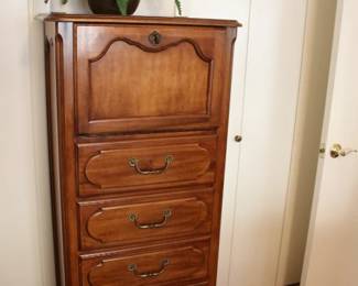 Lexington Gentleman's Chest W/Shaving/Valet Cabinet