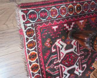 Area rug approx. 6' x 8'.
