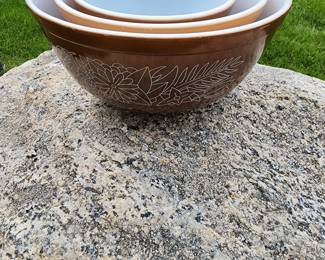 Pyrex 3 bowls.