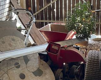 Wood chipper shredder