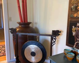 Chinese Gong. Large urn. 