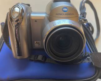 2 KONICA MINOLTA CAMERAS