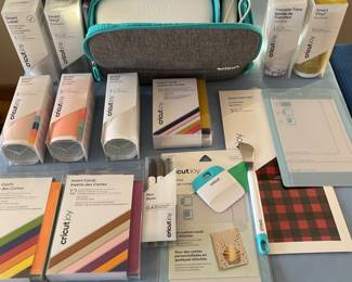CRICUT JOY WITH LOADS OF ACCESSORIES 
