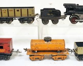 1007 IVES TRAIN O GAUGE #1118 LOCOMOTIVE WITH 4 CARS
