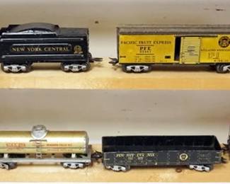 1165 MARX O GAUGE TRAIN, LOCOMOTIVE WITH TENDER WITH 6 CARS