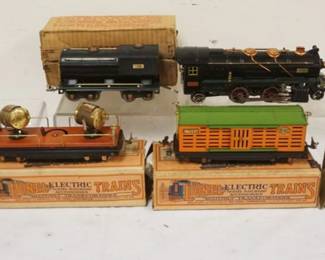 1070 LIONEL TRAIN O GAUGE #260 E ENGINE AND TENDER WITH 4 CARS. #812, #813, #817 AND #820, SOME WITH BOXES