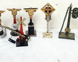 1212 GROUP OF ASSORTED TRAIN O GAUGE METAL CROSSING SIGNALS