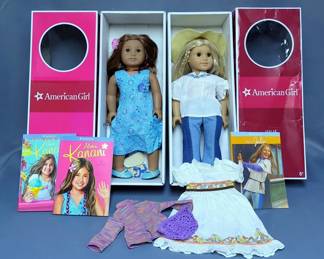 American Girl 2011 Doll Of The Year "Kanani", Including Sandals And Books, And American Girl Doll "Julie" With Birthday Dress, Book And Hat