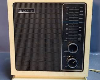 Sony AM FM Transistor Radio, Model 8F-11W, Powers On