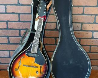 Fender Ukulele, Model FM-52E SB, With Hard Side Carry Case