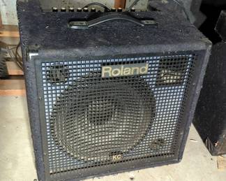Roland KC-550 Rolling Keyboard Amplifier, 24" x 23" x 17", Powers On
