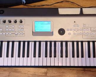 Yamaha MM6 Keyboard With Music Synthesizer, In Soft-sided Road Runner Carry Case, Powers On