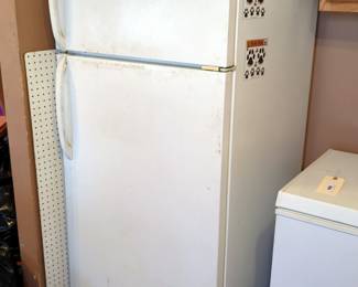 Frigidaire Crown Series 2 Door Refrigerator/Freezer, Model F44C18SHW1, 64.5" x 30" x 29", Powers On