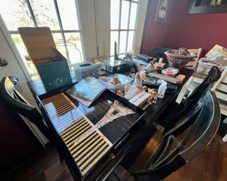 Trays, small figurines, and glasses