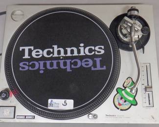 TECHNICS SL-1200MK2 DIRECT DRIVE TURNTABLE