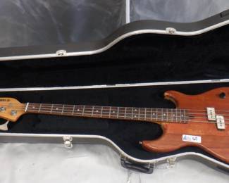 YAMAHA BB300 ELECTRIC BASS GUITAR IN CASE